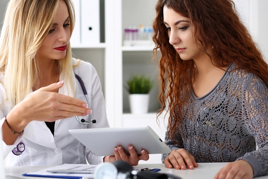 CANDIDIASIS VAGINAL VAGINOSIS BACTERIANA MÉDICO EXPLICA A MUJER DIFERENCIAS
